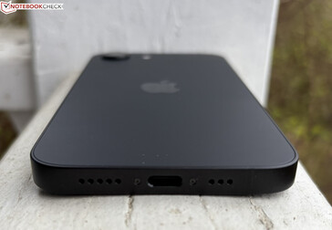 Parte inferior: microfones, USB-C 2.0, alto-falantes