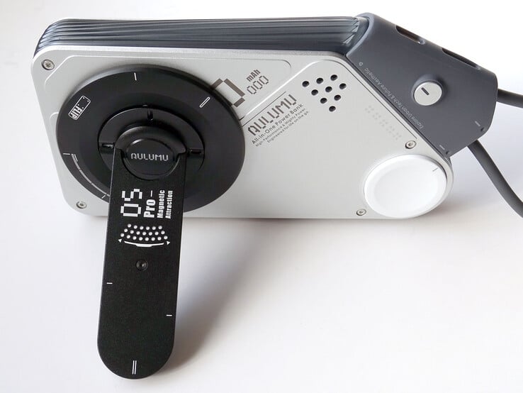 Carregador portátil M10 com um suporte para ferramenta multifuncional Aulumu G05 Pro.
