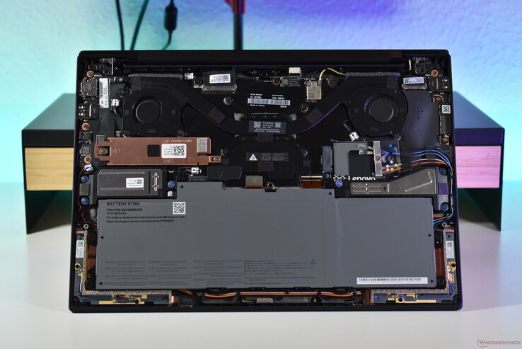 Lenovo ThinkPad X1 Carbon Gen 13: versão em alumínio com antenas 5G/WWAN.