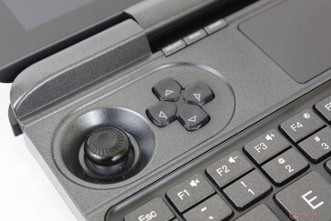 Os joysticks têm uma faixa de movimento muito estreita que é menor do que o PSP ou Switch Joy Con