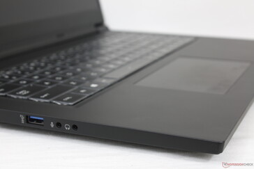 O chassi é em sua maioria plástico ABS muito parecido com a maioria dos outros laptops baseados em desenhos Tongfang