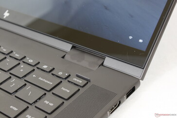 A tampa é mais rígida e resistente à torção do que na maioria dos outros laptops