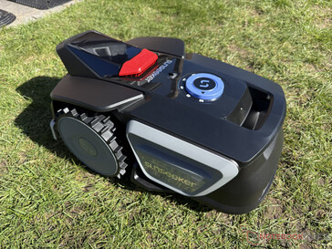 O Sunseeker V1 dirige-se para a borda do gramado...