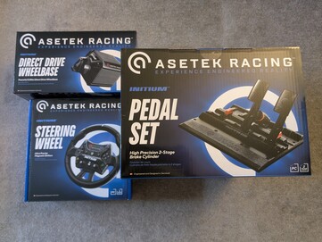 Embalagem de varejo do Asetek Initium Racing Bundle.