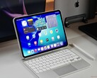 iPad Pro M5 colocado em uma mesa com um Magic Keyboard branco e o Apple Pencil. (Fonte da imagem: Notebookcheck)