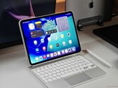 iPad Pro M5 colocado em uma mesa com um Magic Keyboard branco e o Apple Pencil. (Fonte da imagem: Notebookcheck)