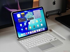 iPad Pro M5 colocado em uma mesa com um Magic Keyboard branco e o Apple Pencil. (Fonte da imagem: Notebookcheck)