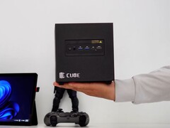 pC para jogos ITG Cube impresso em 3D mostrado na mão, apresentando um gabinete compacto no estilo Steam Machine com portas de E/S frontais e design minimalista.