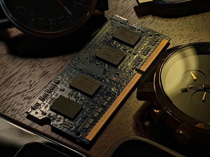 Módulo de RAM em uma mesa de madeira (Fonte da imagem: Obi Onyeador/Pexels)