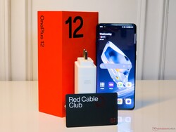 Um carregador SuperVOOC de 100 W, um cabo USB Tipo A para Tipo C e uma assinatura do Red Cable Club estão incluídos na caixa