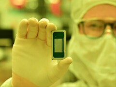 Um processador Intel de última geração da família Panther Lake, segurado por um funcionário da fábrica. (Fonte da imagem: Intel)