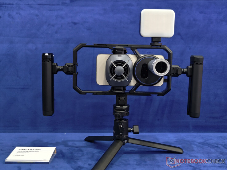 O Vivo X300 Pro dentro da gaiola da câmera do X300 Ultra.