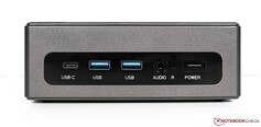 Frontal: USB Type-C (dados), 2x USB 3.0, conector de 3,5 mm, botão de ligar