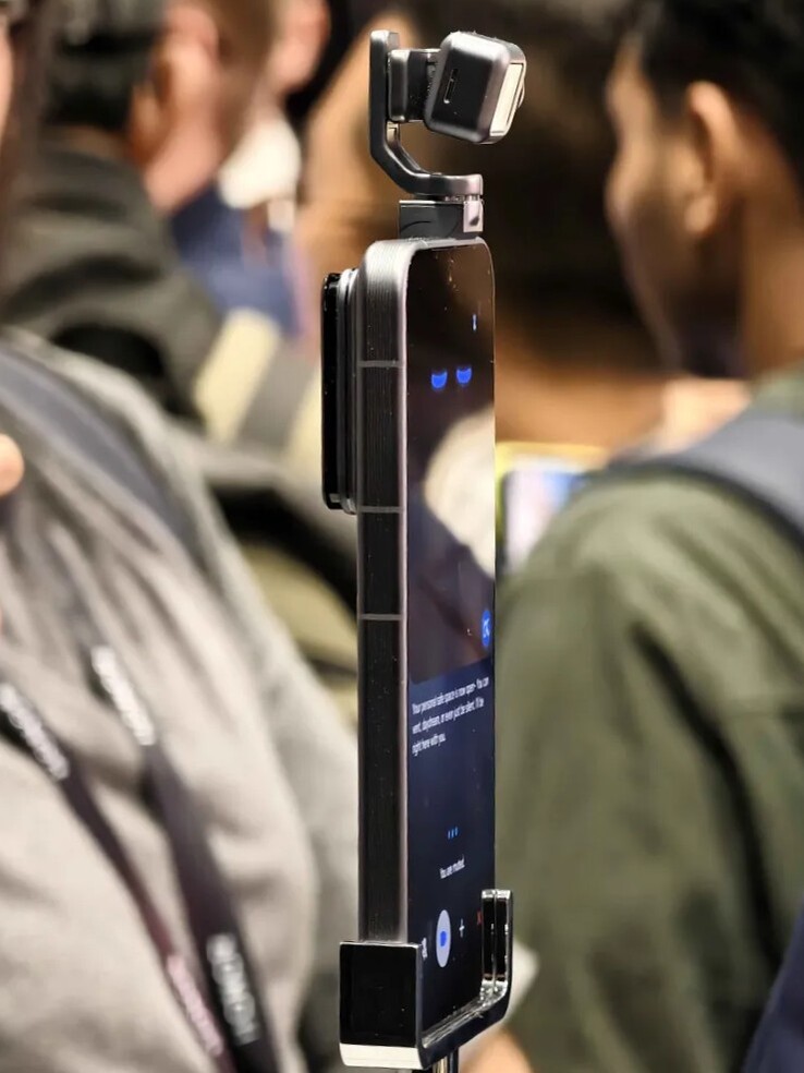 A câmera do gimbal de 3 eixos do Honor Robot Phone está pronta para uso.