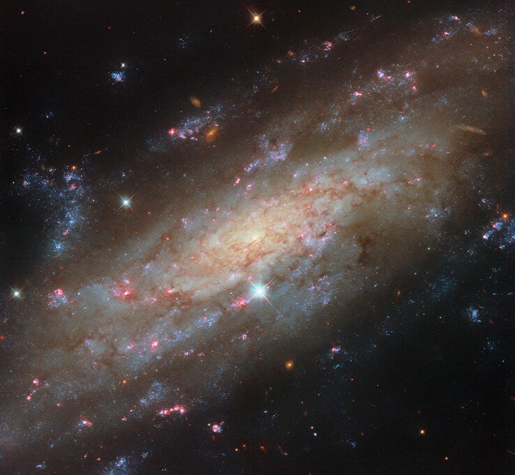 A imagem tirada pelo Telescópio Espacial Hubble mostrando a NGC 3137.