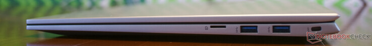 microSD; 2x USB 3.2 Gen 1 (Tipo A); ranhura para travamento de cabos (Fechadura Kensington Fina)