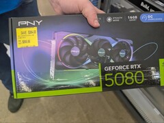 Uma GPU PNY RTX 5080 comprada no Walmart por um preço inferior ao MSRP. (Fonte da imagem: CPrizzy no Reddit)