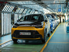 O novo Aygo X Hybrid é o único híbrido completo do segmento A e agora está sendo produzido em Kolin (República Tcheca). (Fonte da imagem: Toyota)