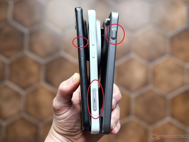 Três gerações da Vivo, três atalhos de câmera: Da esquerda para a direita: Vivo X100 Pro, Vivo X200 Ultra, Vivo X300 Pro (girado 180 graus)