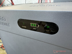 Um pequeno visor no SolarFlow 2400 Pro fornece informações sobre o status da carga