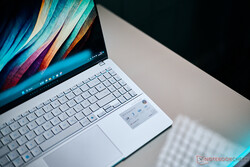 Análise do Asus Vivobook S 15 OLED. Dispositivo de teste fornecido pela Asus Alemanha.