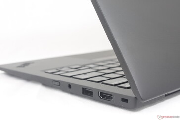 Toda a superfície do laptop, incluindo o teclado e o clickpad, é um ímã de impressões digitais