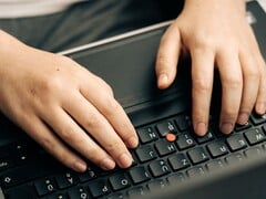 Mãos digitando no teclado de um laptop, imagem simbólica do Anthropic Claude Haiku 5.5