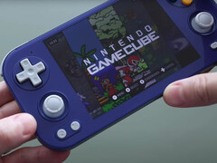 Uma foto prática do Anbernic RG476H em sua opção de cor inspirada no Gamecube. (Fonte da imagem: Retro Game Corps)