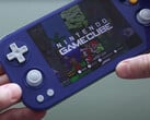 Uma foto prática do Anbernic RG476H em sua opção de cor inspirada no Gamecube. (Fonte da imagem: Retro Game Corps)