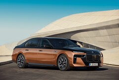 O BMW i7 de 2024 supostamente percorre mais de 600 km com uma única carga. (Fonte: BMW)