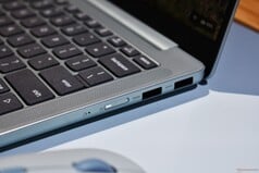 Lenovo IdeaPad Vibe: Portas do lado direito.