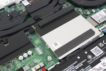 Os dois slots SODIMM são protegidos por um escudo de alumínio