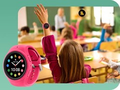 O Pearson Revibe, ideal para estudantes, retratado aqui com uma sala de aula ao fundo, é apenas um Galaxy Watch 7 modificado. (Fonte da imagem: Samsung) 