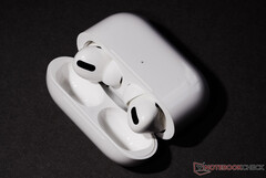 O AirPods Pro 2 pode assemelhar-se a uma cruz entre seu antecessor e o AirPods 3. (Fonte de imagem: NotebookCheck)