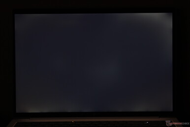 Sangramento moderado e irregular da luz de fundo nos cantos