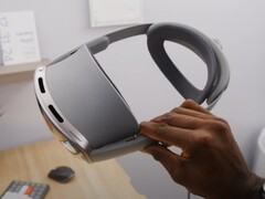 Fone de ouvido Samsung Galaxy XR. (Fonte da imagem: MKBHD no YouTube, captura de tela)