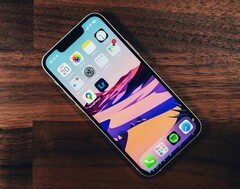 O iPhone SE de quarta geração supostamente adotará o design do iPhone 14. (Fonte da imagem: Karol Smoczynski)