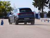 O Mercedes-Benz EQS 580 4MATIC perde a compostura no teste do alce do km77, derrubando cones como Mario pisa em Goombas. (Fonte da imagem: captura de tela do km77 no YouTube)