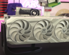 A Red Devil RX 9070 XT Limited Spectral White Edition da PowerColor será lançada em 8 de abril (Fonte da imagem: OC3D TV, YouTube)