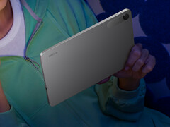 A Xiaomi vende o Redmi Pad 2 SE nas cores cinza escuro e prata.