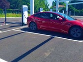 Tesla em uma nova estação de Supercharger V4 na França (imagem: Alexandre Druliolle)