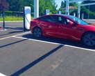 Tesla em uma nova estação de Supercharger V4 na França (imagem: Alexandre Druliolle)