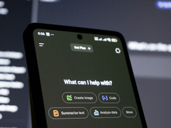 De acordo com o estudo em questão, o polonês lidera todos os idiomas com uma precisão média de 88% em escalas de contexto longo. O inglês ocupa o sexto lugar nessa escala. Na foto, uma imagem de estoque do ChatGPT mobile. (Fonte da imagem: Zulfugar Karimov no Unsplash)
