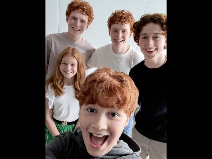 Na foto: Os atores Tristan Harland (Fred Weasley), Gabriel Harland (George Weasley), Ruari Spooner (Percy Weasley), Gracie Cochrane (Ginny Weasley) e Alastair Stout (Ron Weasley) na nova série Harry Potter.