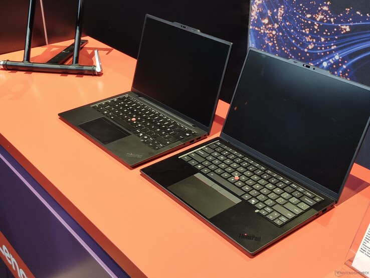 Lenovo ThinkPad X1 Carbon Gen 13 (esquerda) vs. Lenovo ThinkPad X1 Carbon Gen 14 (direita) (fonte da imagem: Benjamin Herzig)