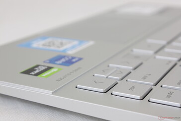 As superfícies de apoio das palmas são levemente levantadas para serem uma característica visual única dos mais recentes laptops Envy