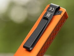 A Olight ArkPro Ultra possui um clipe metálico resistente na parte traseira.