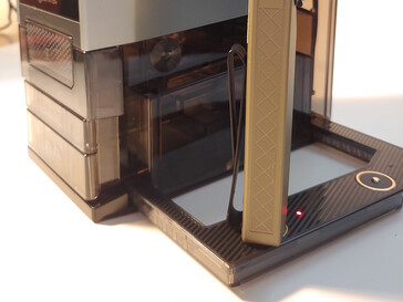 As luzes de status estão escondidas atrás das lanternas. (Fonte da imagem: Notebookcheck)