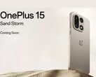 O smartphone OnePlus 15 Sand Storm edition com configuração de câmera tripla é exibido em um fundo de areia do deserto. (Fonte da imagem: OnePlus)