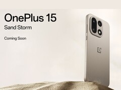 O smartphone OnePlus 15 Sand Storm edition com configuração de câmera tripla é exibido em um fundo de areia do deserto. (Fonte da imagem: OnePlus)